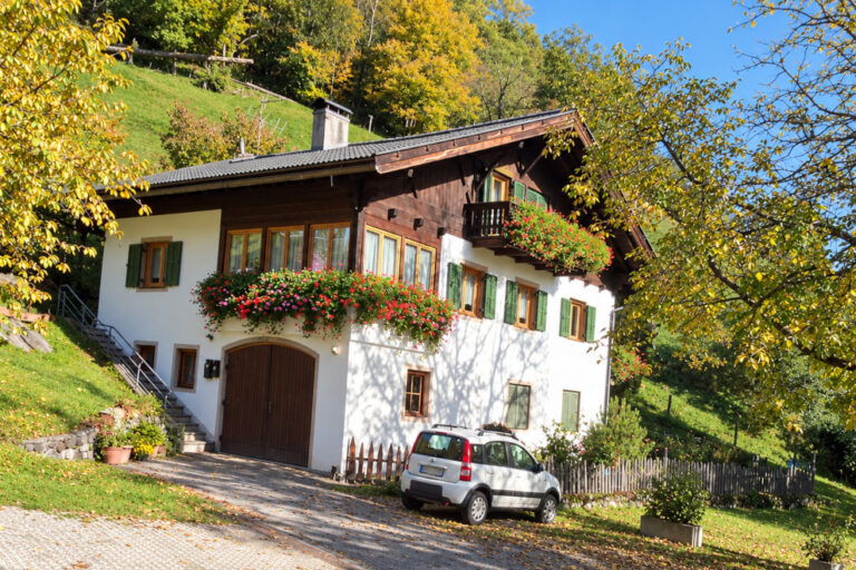 Privatzimmer im Ultental inmitten herbstlich gefärbter Landschaft
